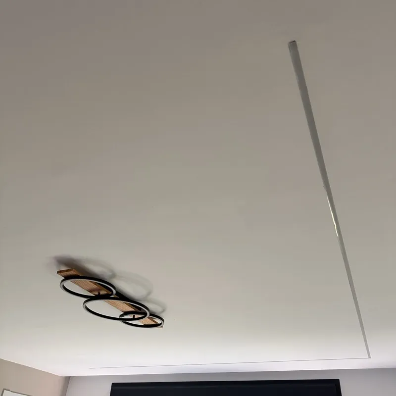 Techo de pladur con tira LED integrada y lámpara de diseño en un dormitorio